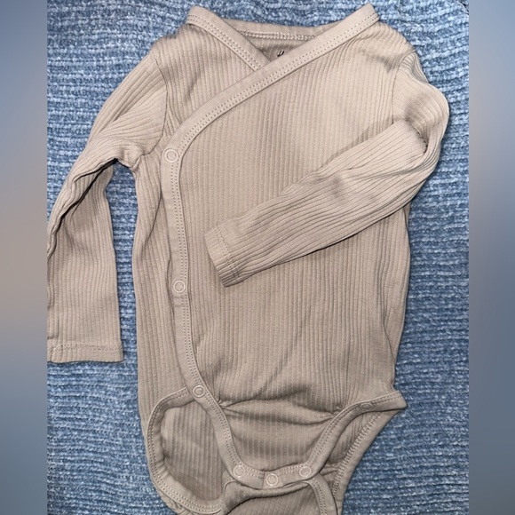 H&M Baby Ribbed Bodysuit Set in Beige and Cream - Picture 5 of 6